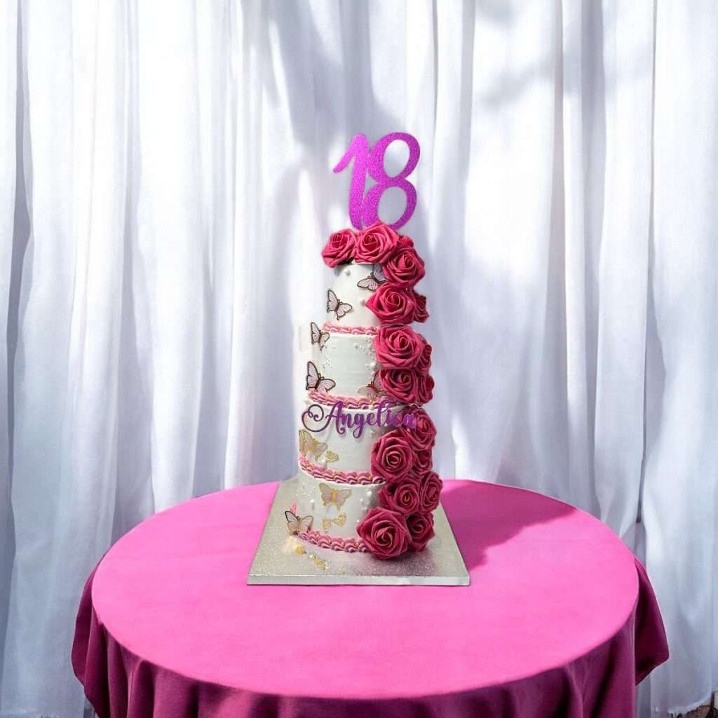 Torta per 18 anni con decorazioni a farfalla, cascata di rose fucsia e topper personalizzato