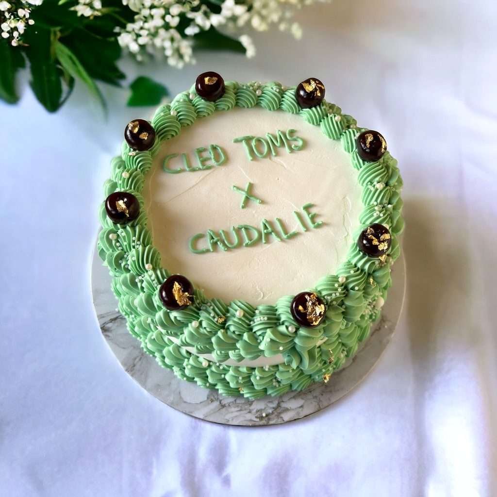 Lambeth Cake verde con decorazioni dorate realizzata per evento aziendale