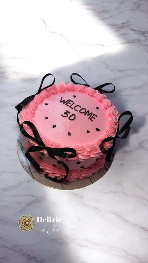 Vintage Cake rosa per 30° compleanno con fiocchi neri e scritta Welcome 30