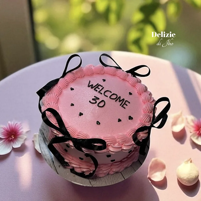 Torta personalizzata rosa per i 30 anni con fiocchi neri, Delizie di Jho Milano