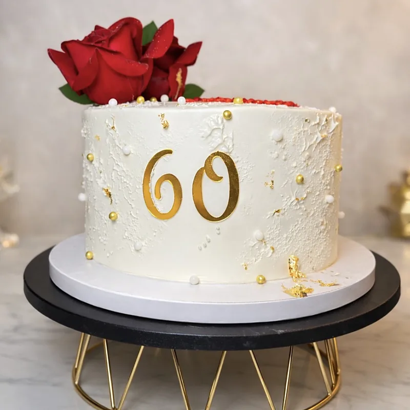 Torta personalizzata elegante per i 60 anni con rosa rossa e dettagli oro, Delizie di Jho Milano